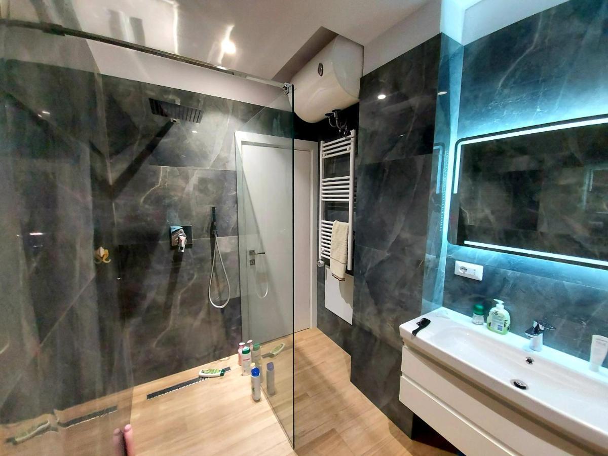 Luxurious Double Bedroom Suite ティラナ エクステリア 写真